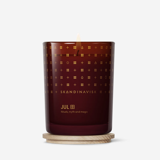 Skandinavisk JUL 65g Scented Candle Duftkerze – erhältlich unter Tegrino Studio mit Bang & Olufsen Lautsprechercover
