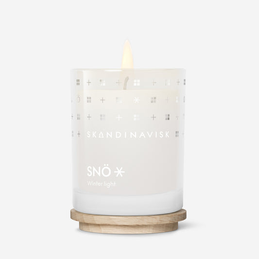 Skandinavisk SNÖ 65g Scented Candle Duftkerze – erhältlich unter Tegrino Studio mit Bang & Olufsen Lautsprechercover