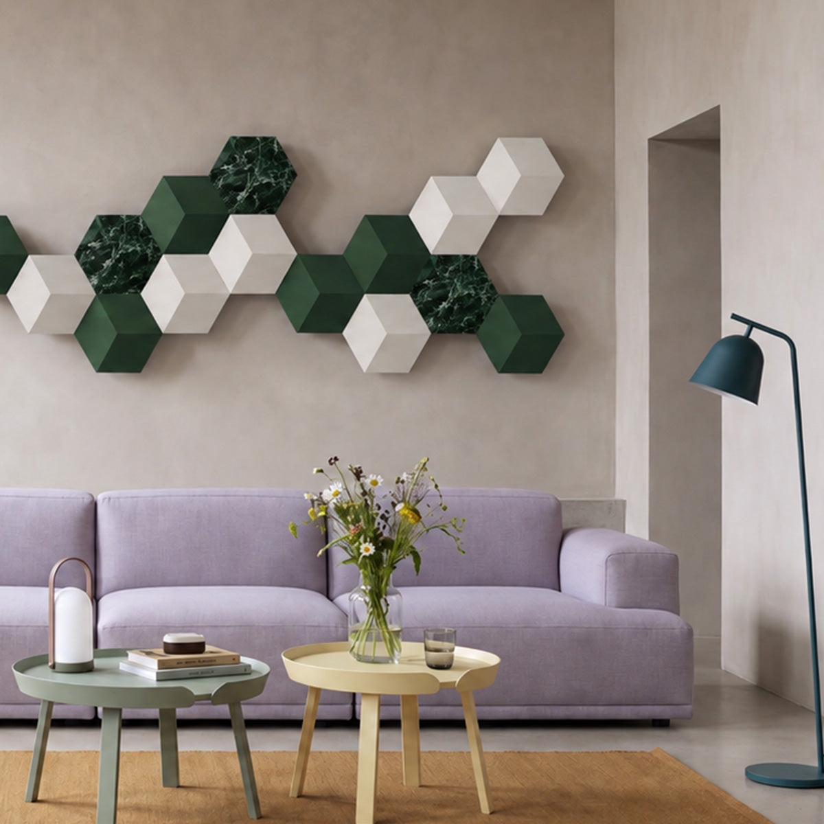 Bang & Olufsen BeoSound Shape Wand mit Verde St. Denis grünen Marmorhäuten zwischen grünen und weißen Fliesen, über einem lila Sofa