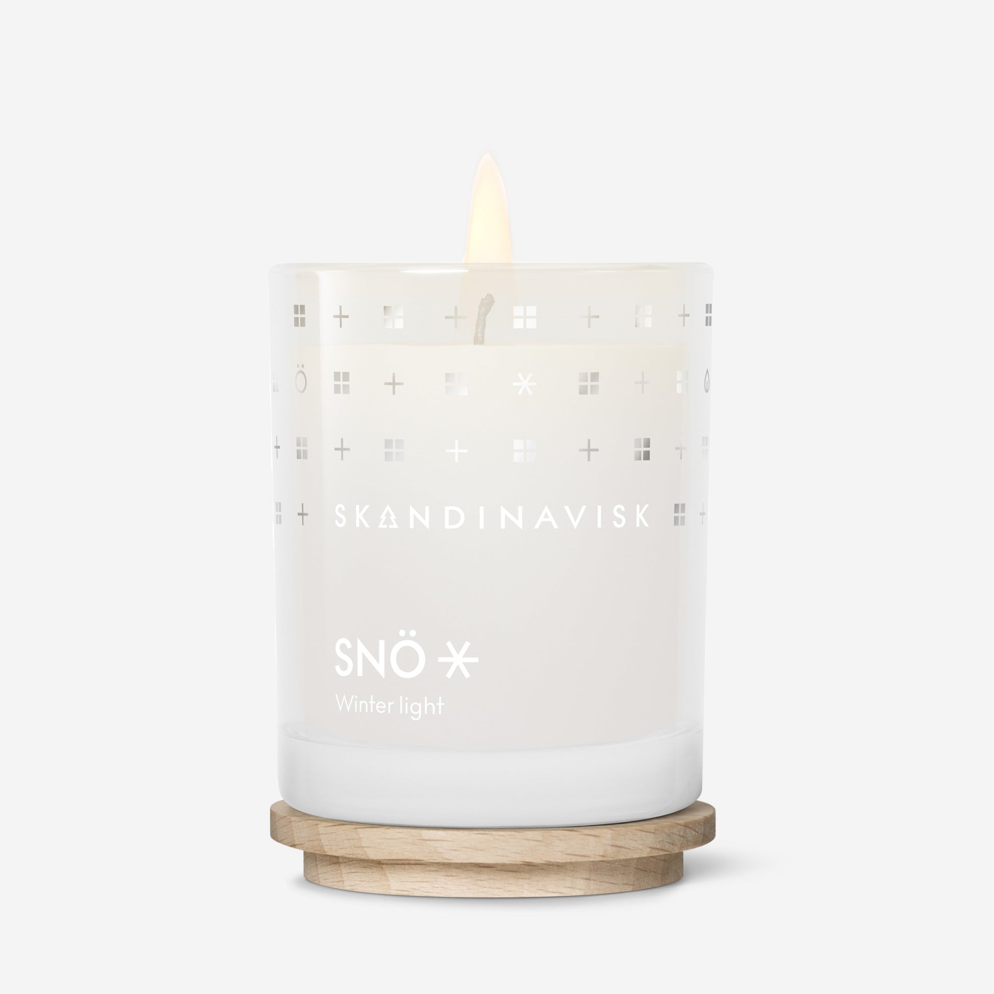 Skandinavisk SNÖ 65g Scented Candle Duftkerze – erhältlich unter Tegrino Studio mit Bang & Olufsen Lautsprechercover